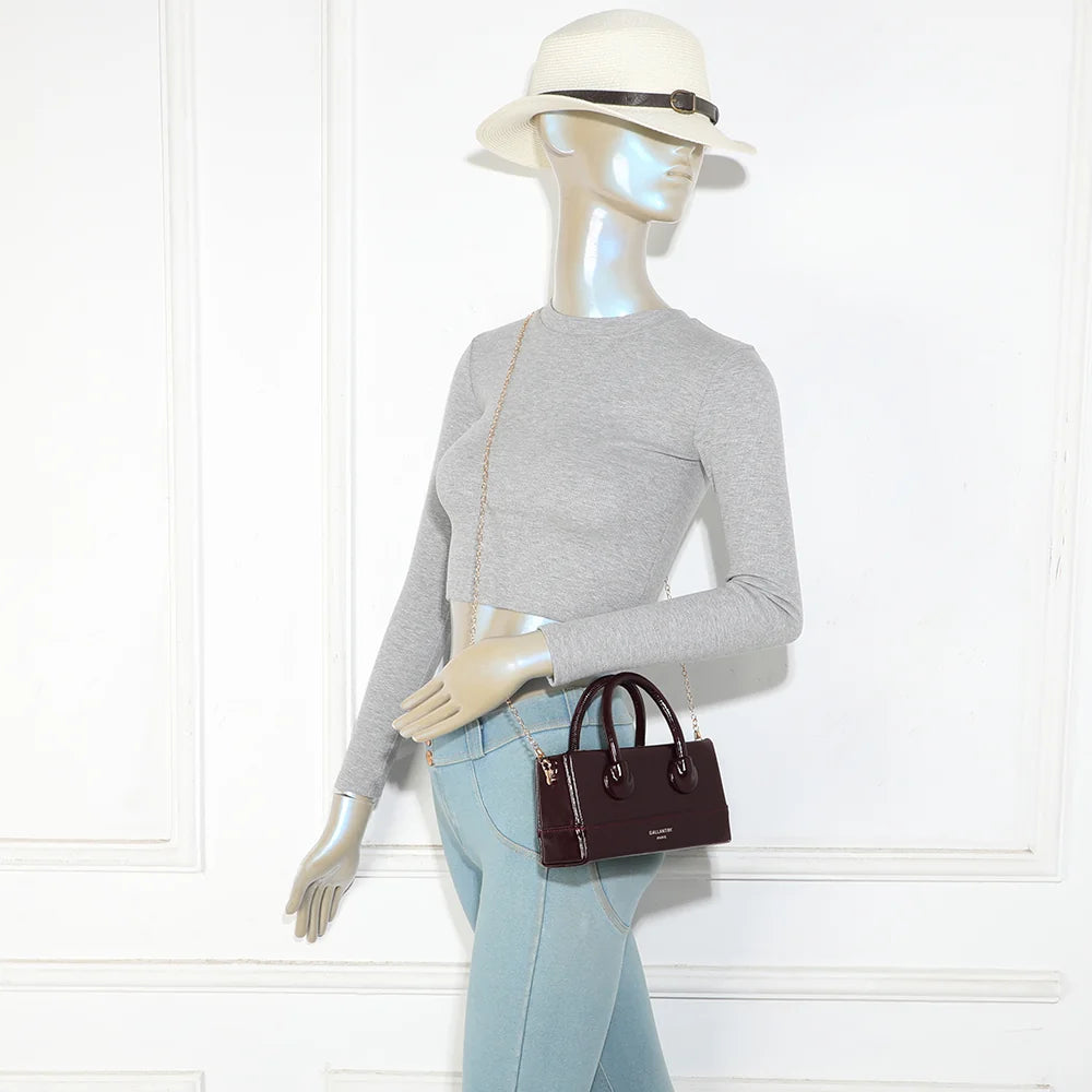 Petit sac femme La Mona bordeaux porté, anses arrondies à la main ou chaîne dorée à l’épaule – réf. YL-26025