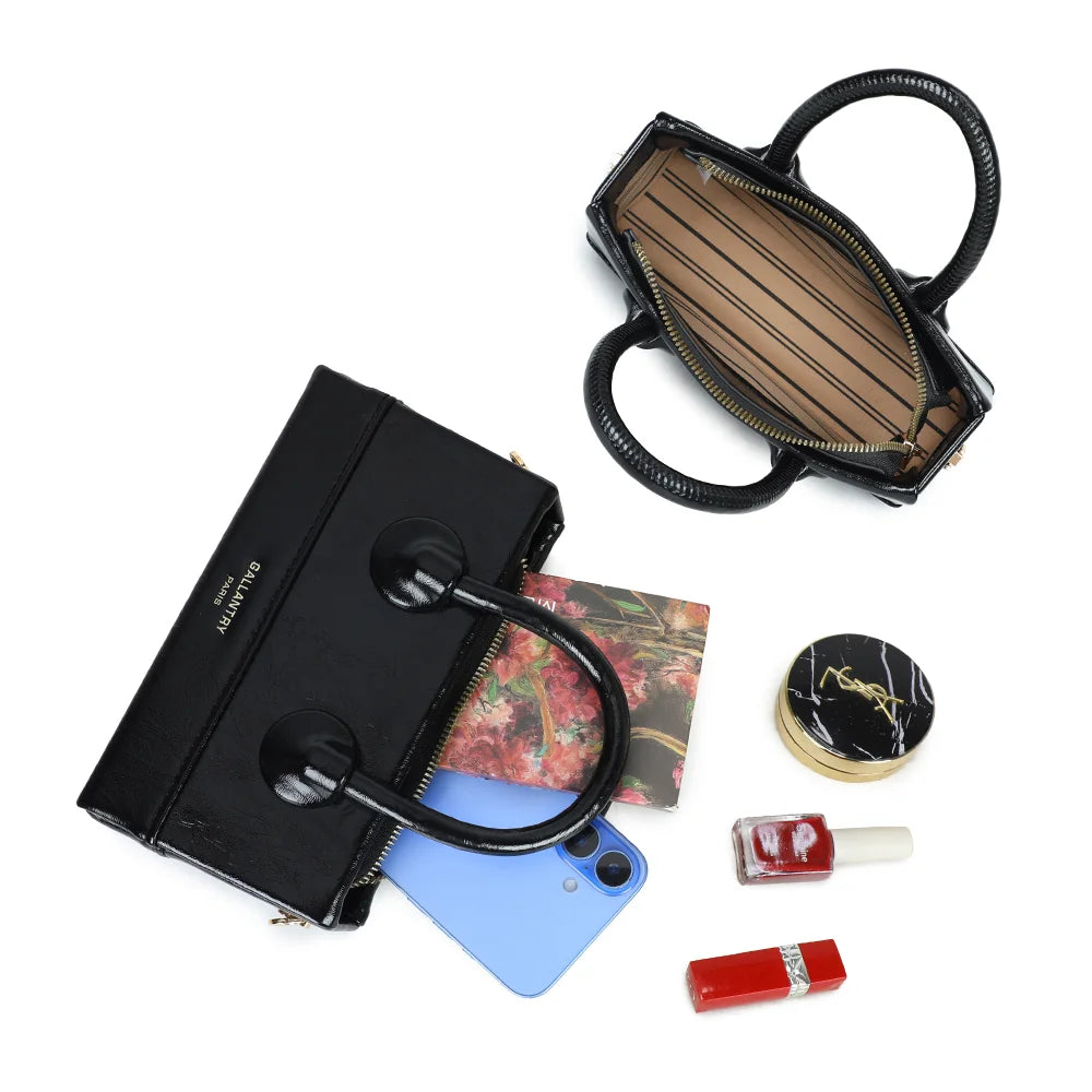 Intérieur zippé du La Mona noir : doublure rayée pour le téléphone, les clés et un rouge à lèvres – réf. YL-26025