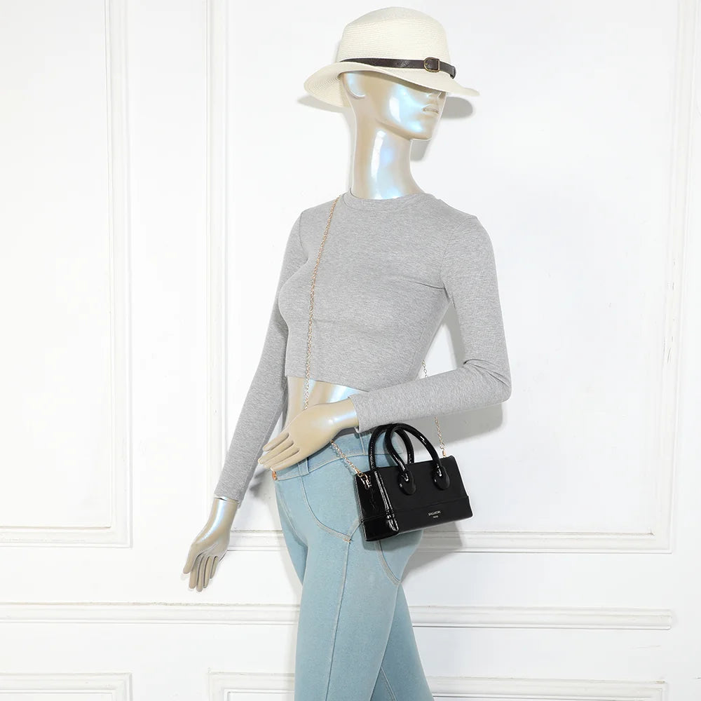 Petit sac femme La Mona noir porté, anses arrondies à la main ou chaîne dorée à l’épaule – réf. YL-26025