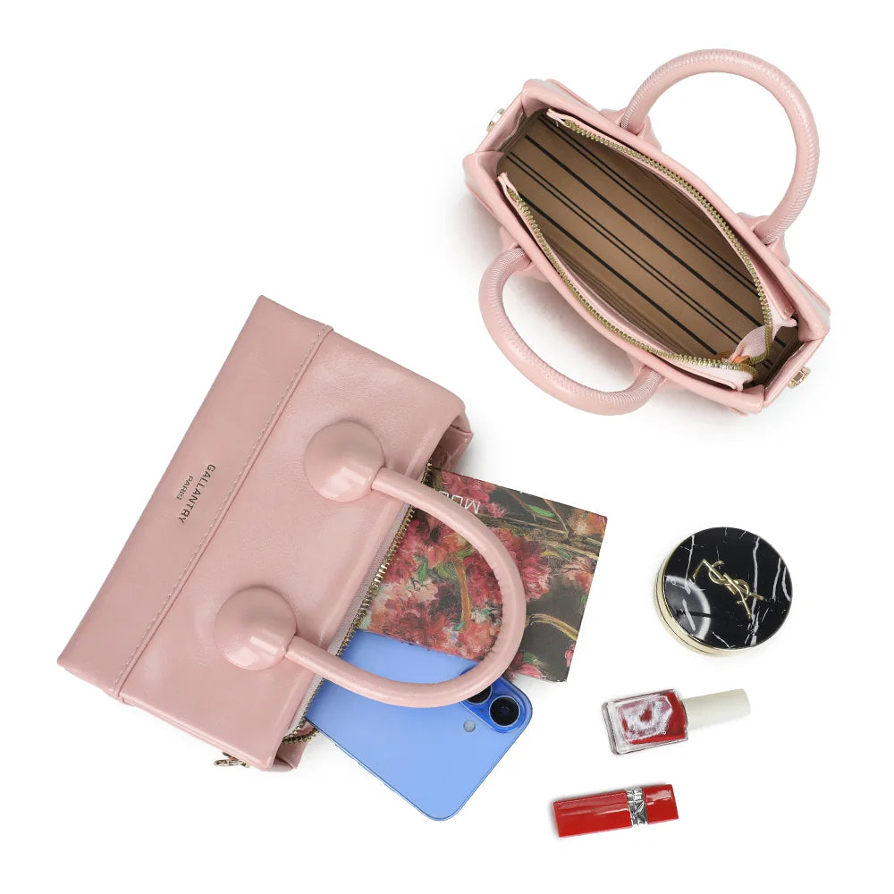 Intérieur zippé du La Mona rose : doublure rayée pour le téléphone, les clés et un rouge à lèvres – réf. YL-26025