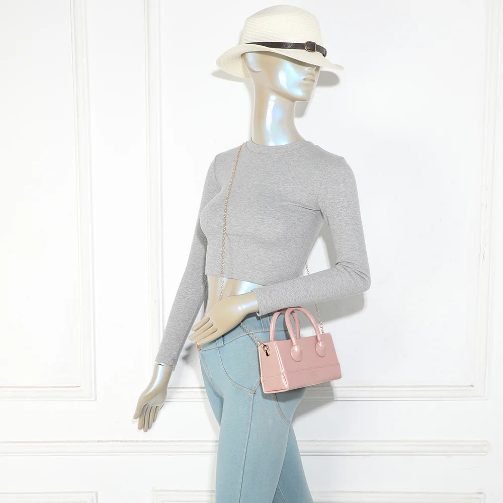 Petit sac femme La Mona rose porté, anses arrondies à la main ou chaîne dorée à l’épaule – réf. YL-26025