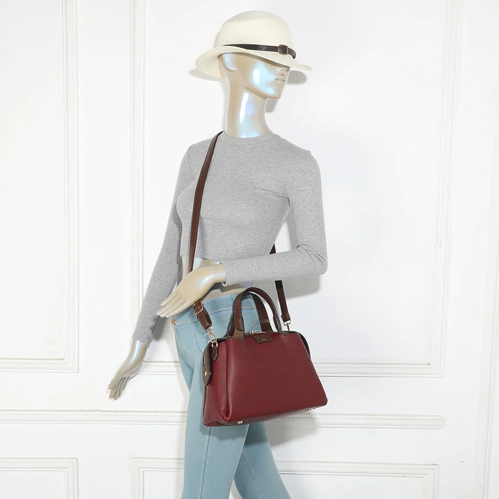 Sac à main femme La Montaigne bordeaux porté à la main, allure chic au quotidien – réf. M-9458-1
