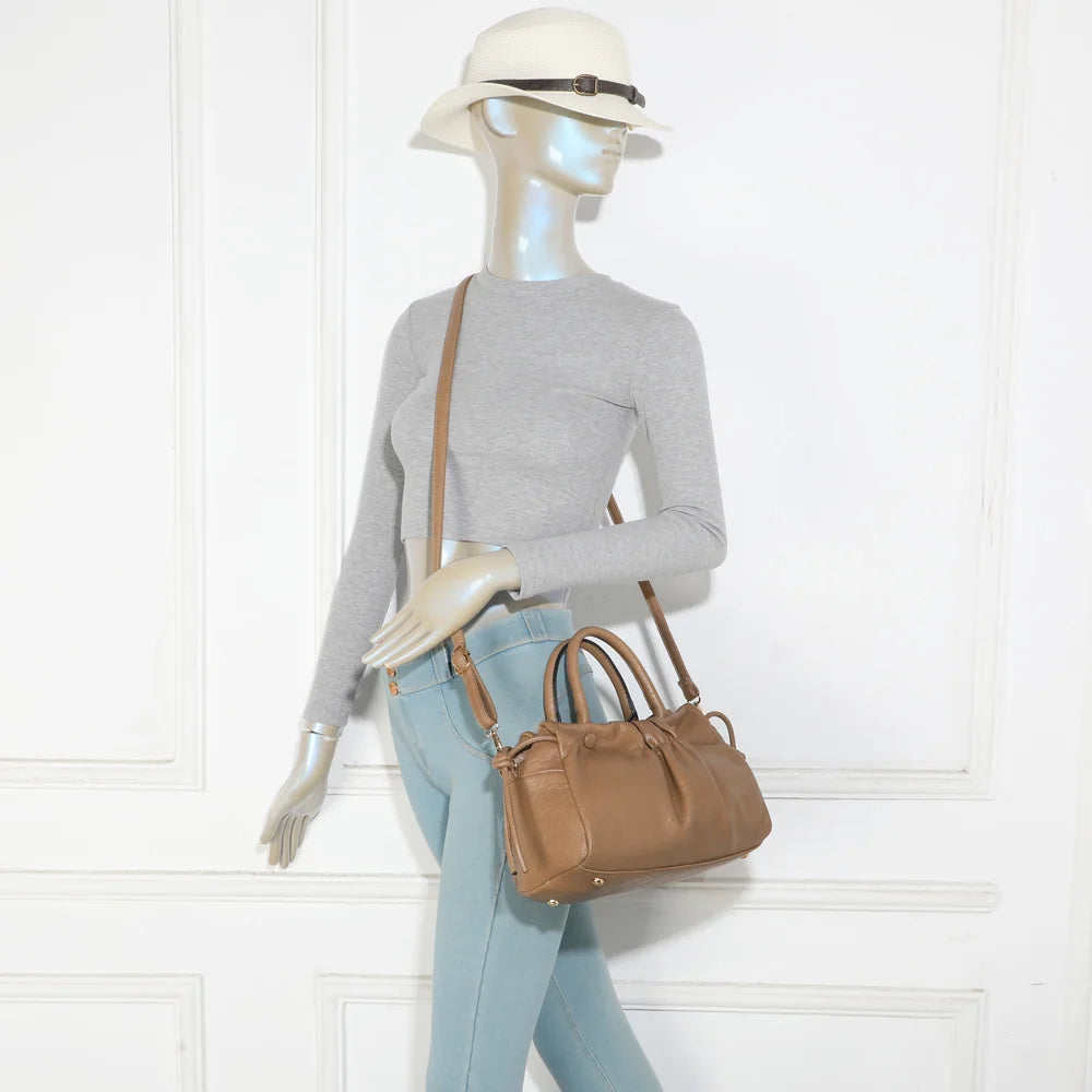 Sac à main femme La Mylane taupe foncé porté, anses courtes ou bandoulière amovible – réf. DQ-8739-1