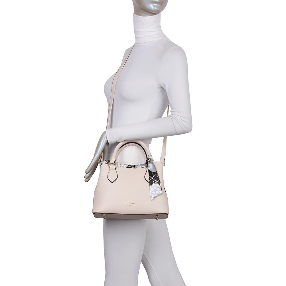 Sac à main femme La Mystérieuse beige porté, à la main ou avec sa bandoulière amovible – réf. DQ-8629