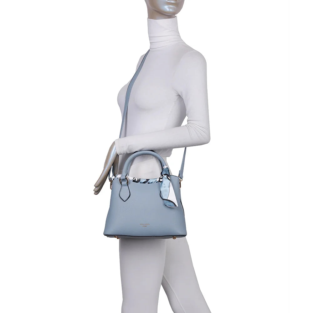 Sac à main femme La Mystérieuse bleu clair porté, à la main ou avec sa bandoulière amovible – réf. DQ-8629