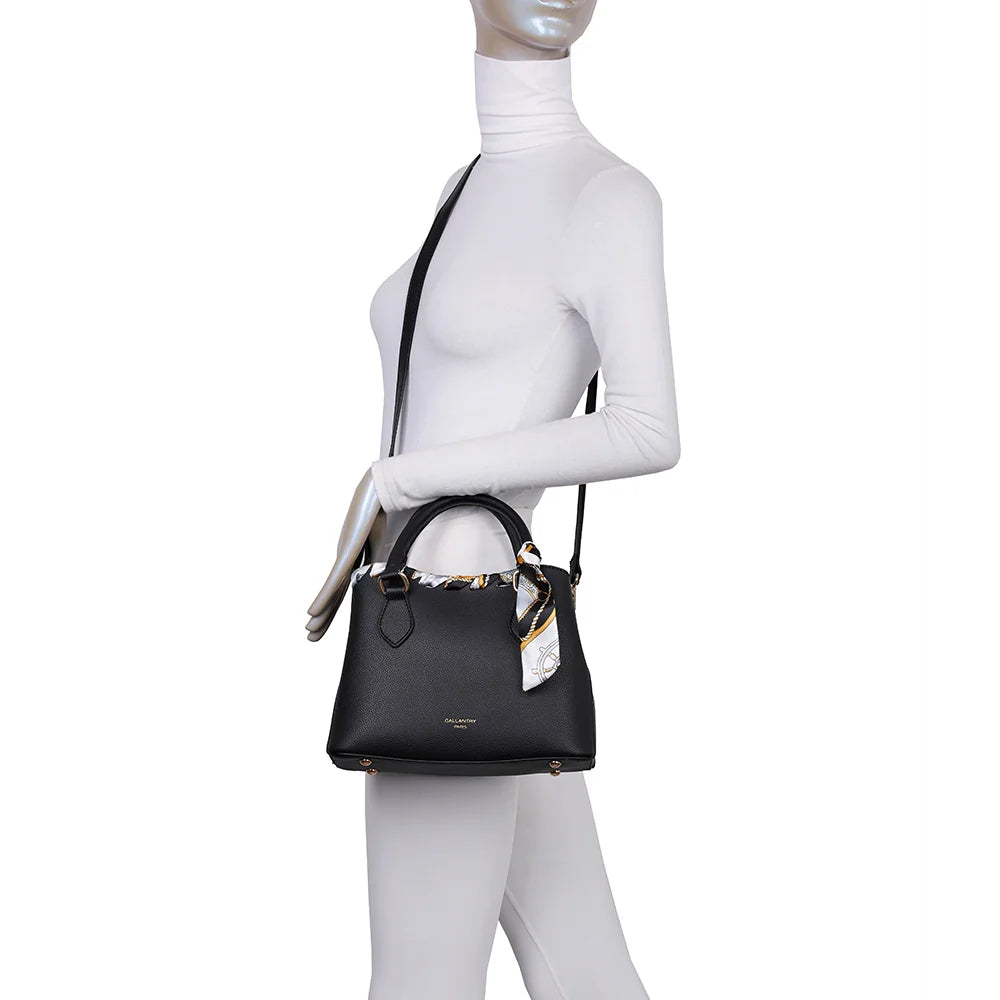 Sac à main femme La Mystérieuse noir porté, à la main ou avec sa bandoulière amovible – réf. DQ-8629