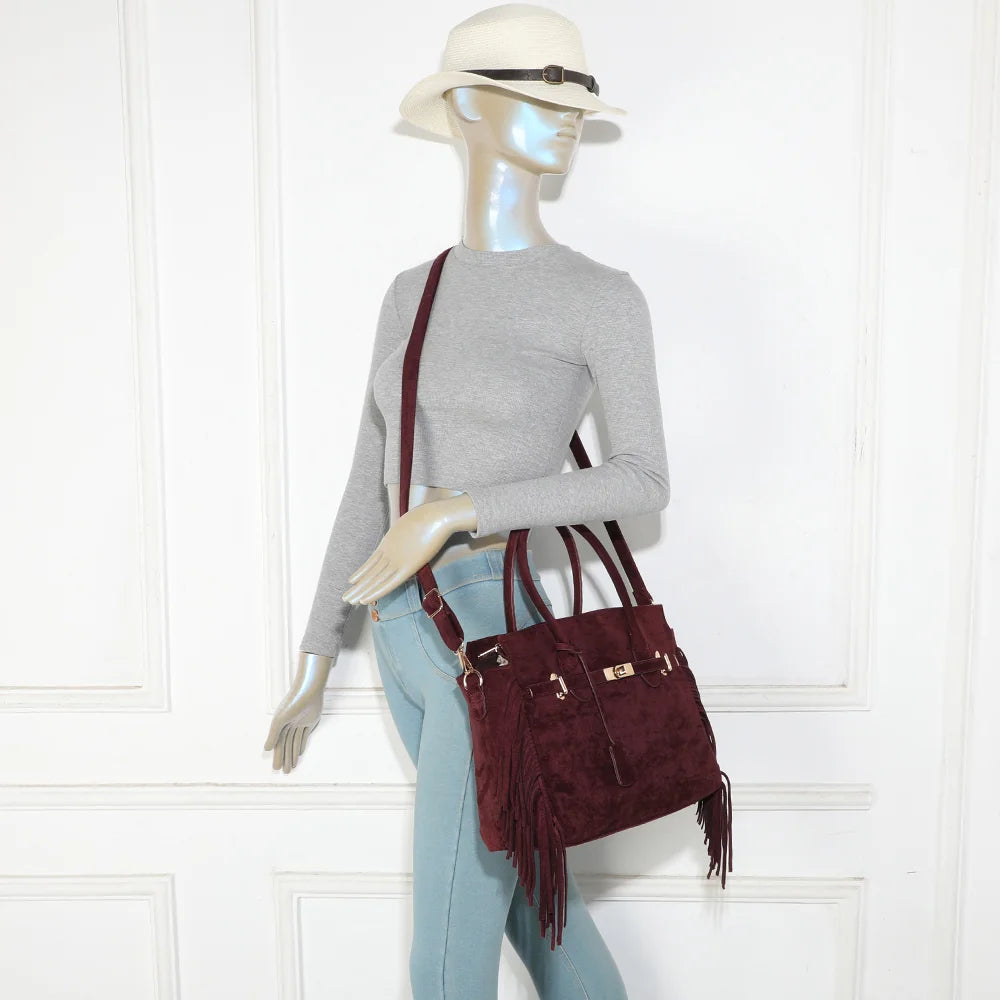 Sac à main La Nacara bordeaux porté par une femme, à la main ou avec sa bandoulière amovible – réf. KJ-62102