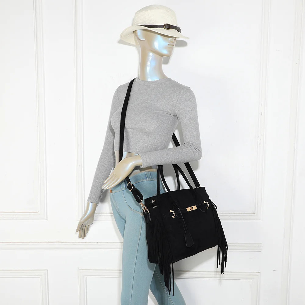 Sac à main La Nacara noir porté par une femme, à la main ou avec sa bandoulière amovible – réf. KJ-62102