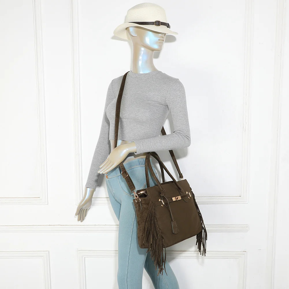 Sac à main La Nacara vert foncé porté par une femme, à la main ou avec sa bandoulière amovible – réf. KJ-62102