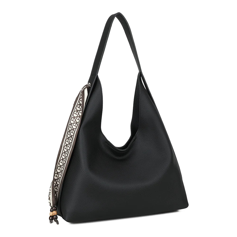 La Nérélie noir de trois quarts : silhouette souple et foulard imprimé noué sur le côté – réf. R-2053