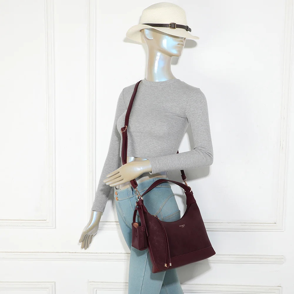 Sac à main femme La Norya bordeaux porté à l’épaule, format compact de 26 cm qui se glisse sous le bras – réf. A-9179