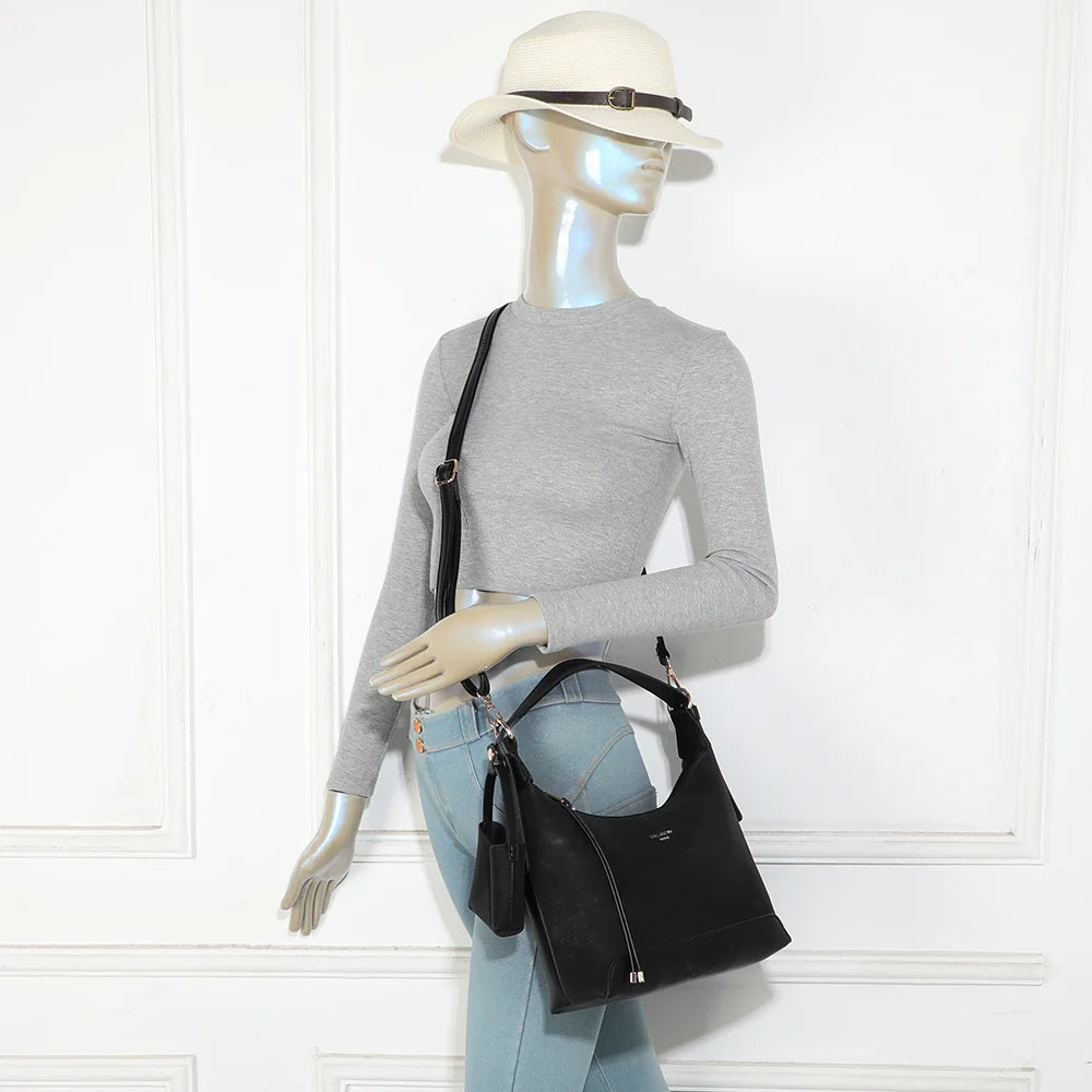 Sac à main femme La Norya noir porté à l’épaule, format compact de 26 cm qui se glisse sous le bras – réf. A-9179