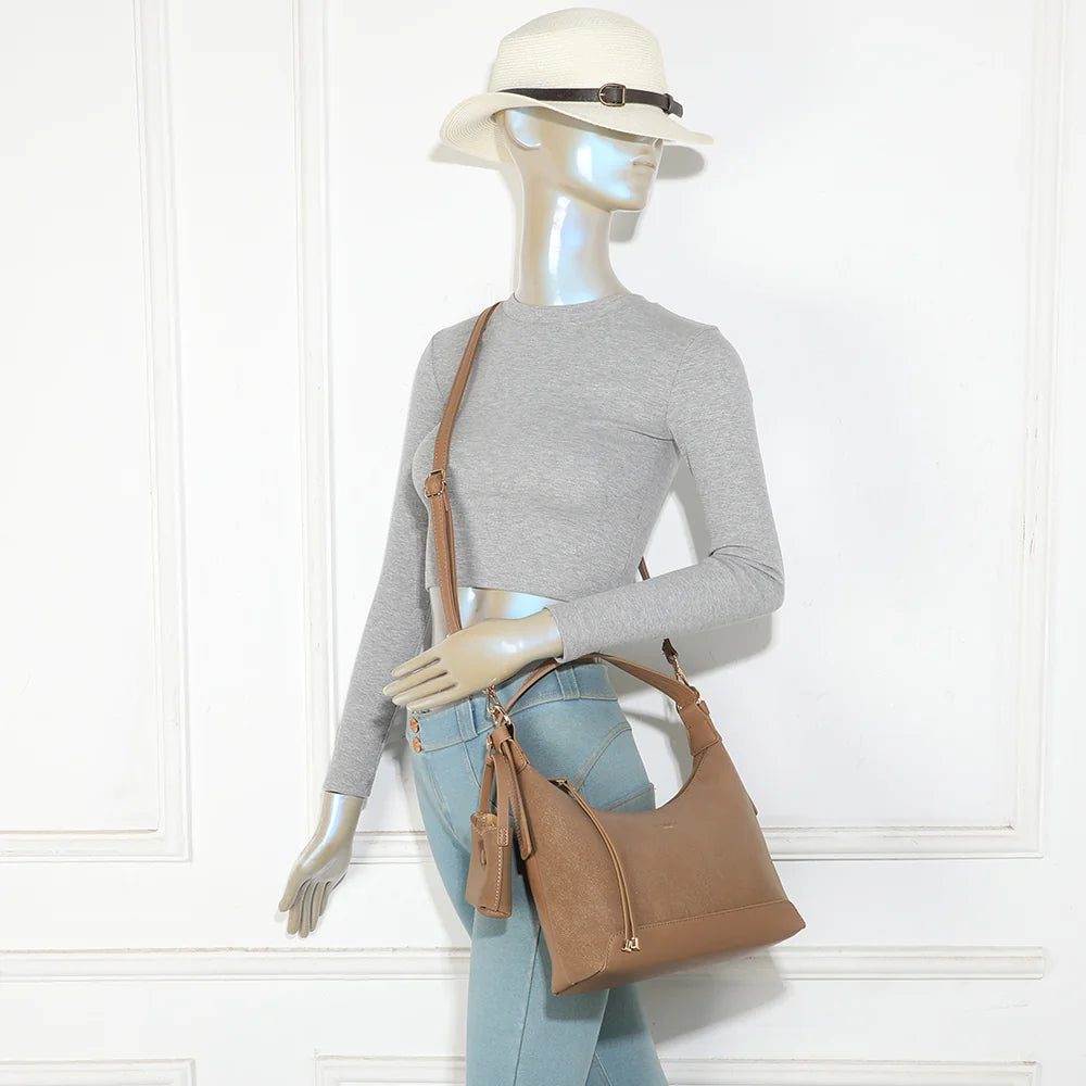 Sac à main femme La Norya taupe foncé porté à l’épaule, format compact de 26 cm qui se glisse sous le bras – réf. A-9179