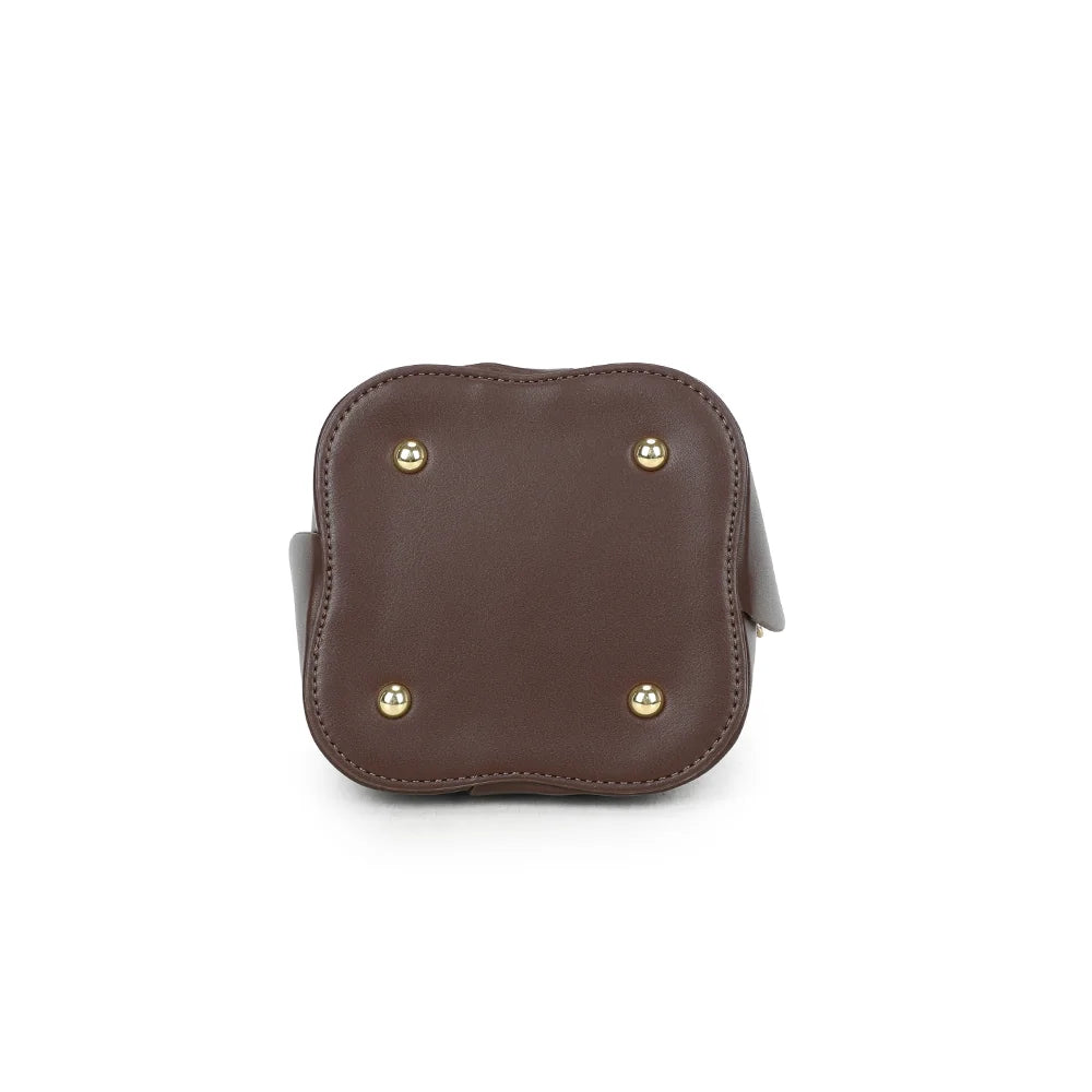 Dessous du sac La Nuvia café, vu de face pour découvrir sa forme arrondie – réf. DQ-8727