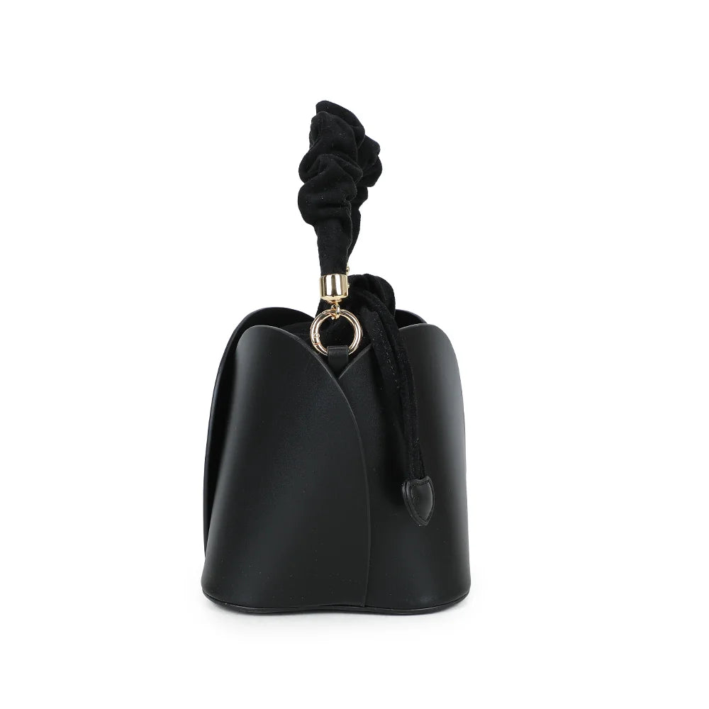 Profil du sac La Nuvia noir : cordon de serrage terminé par un embout en forme de cœur – réf. DQ-8727