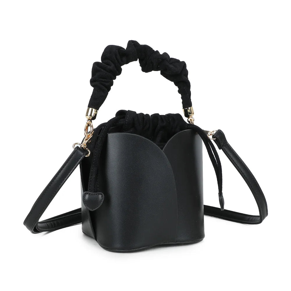 La Nuvia noir vue de trois quarts : silhouette arrondie et pochette froncée à cordon – réf. DQ-8727