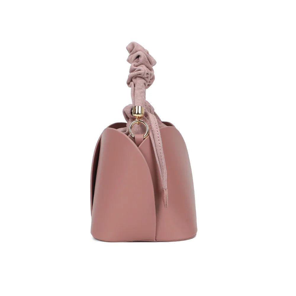 Profil du sac La Nuvia rose foncé : cordon de serrage terminé par un embout en forme de cœur – réf. DQ-8727