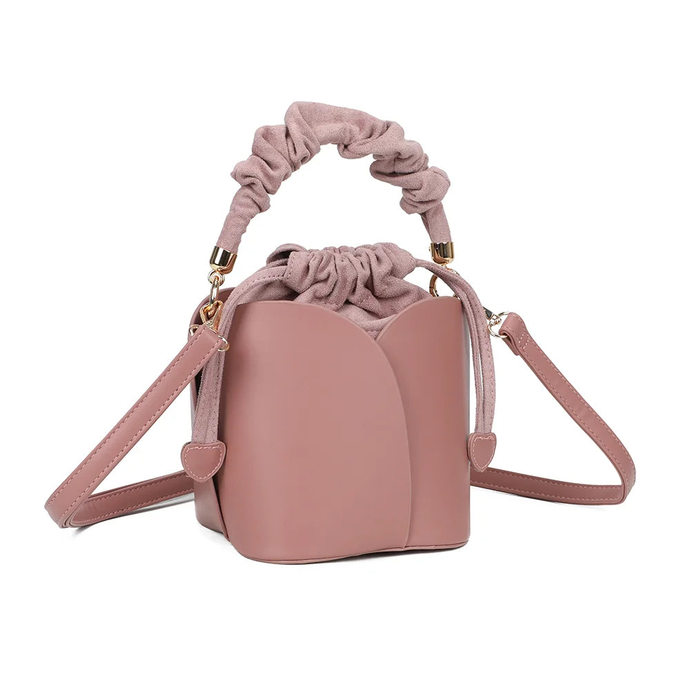La Nuvia rose foncé vue de trois quarts : silhouette arrondie et pochette froncée à cordon – réf. DQ-8727