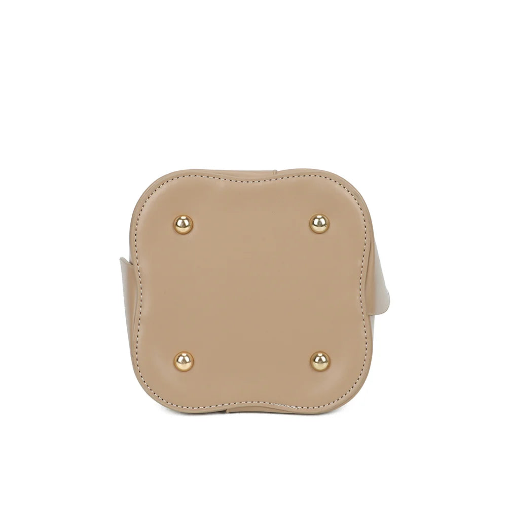 Dessous du sac La Nuvia taupe foncé, vu de face pour découvrir sa forme arrondie – réf. DQ-8727
