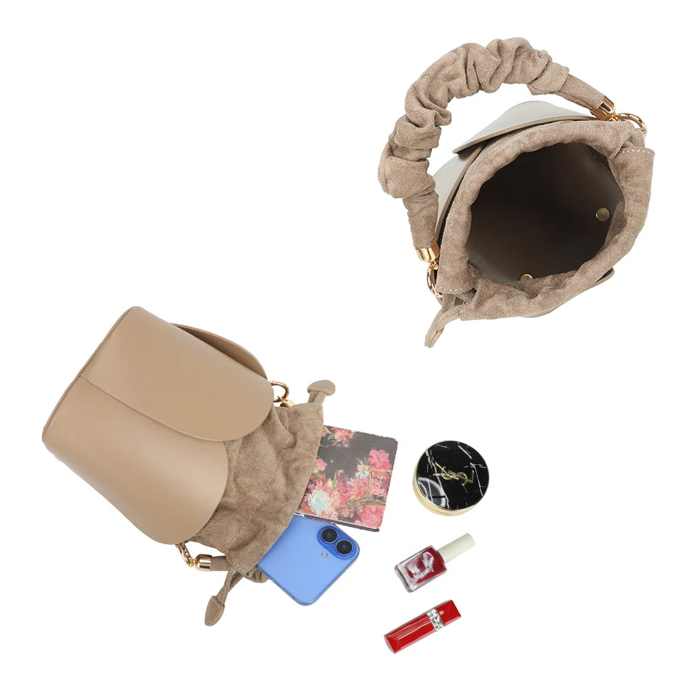 Intérieur de La Nuvia taupe foncé : pochette coulissante qui accueille téléphone et maquillage – réf. DQ-8727