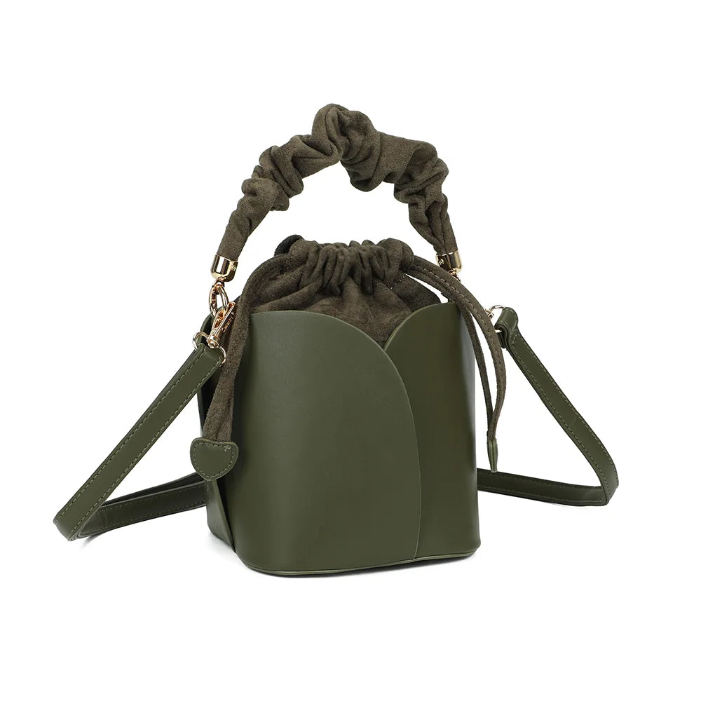 La Nuvia vert foncé vue de trois quarts : silhouette arrondie et pochette froncée à cordon – réf. DQ-8727