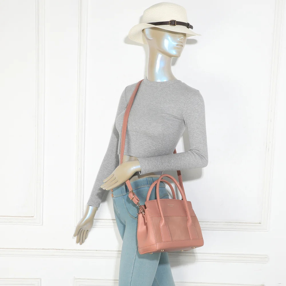Sac à main femme La Olyssia rose foncé porté, à la main ou avec sa bandoulière amovible – réf. R-2077
