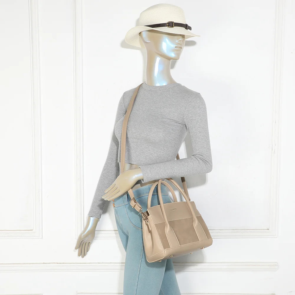Sac à main femme La Olyssia taupe porté, à la main ou avec sa bandoulière amovible – réf. R-2077
