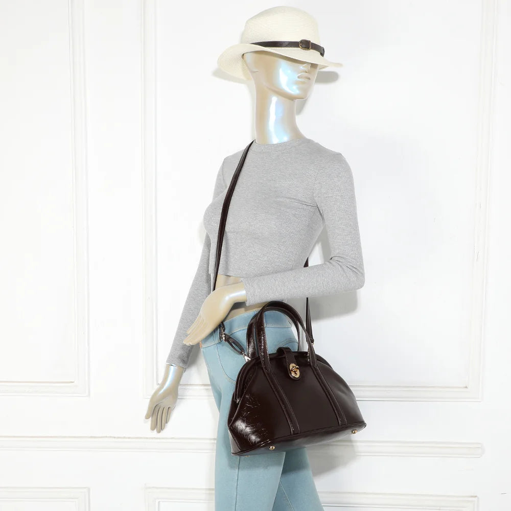 Sac La Parure café porté par une femme, tenu à la main par ses deux anses surpiquées – réf. R-2065