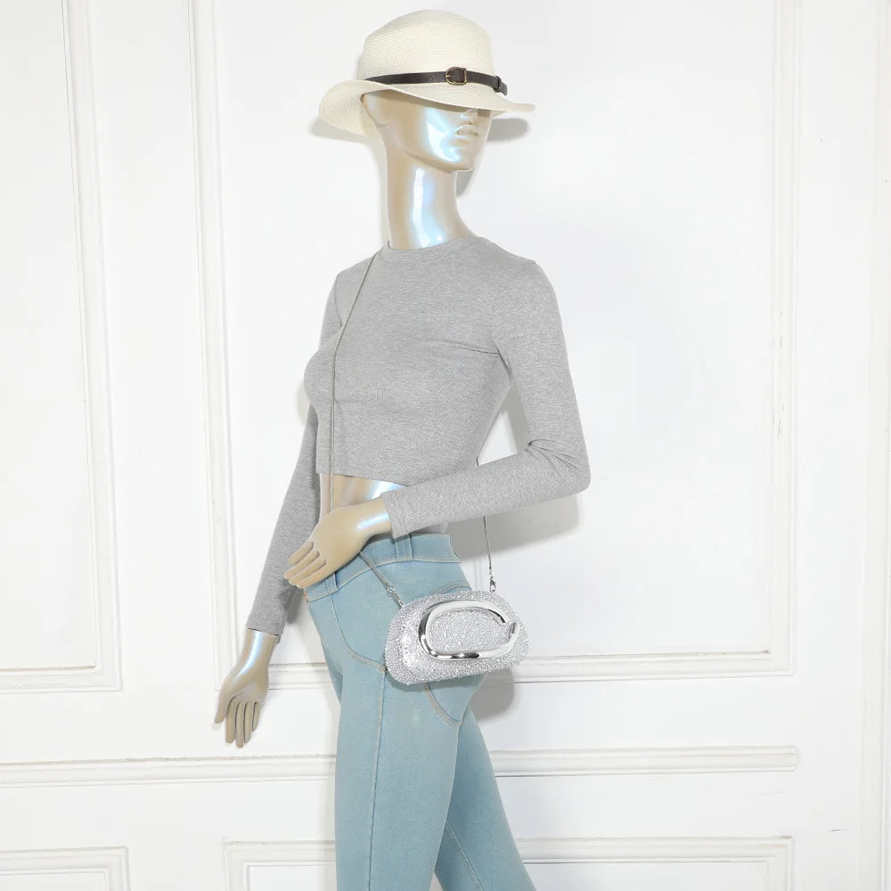 Pochette La Pépite argent portée par une femme, à la main ou avec sa fine chaîne métallique – réf. HR-92009-3