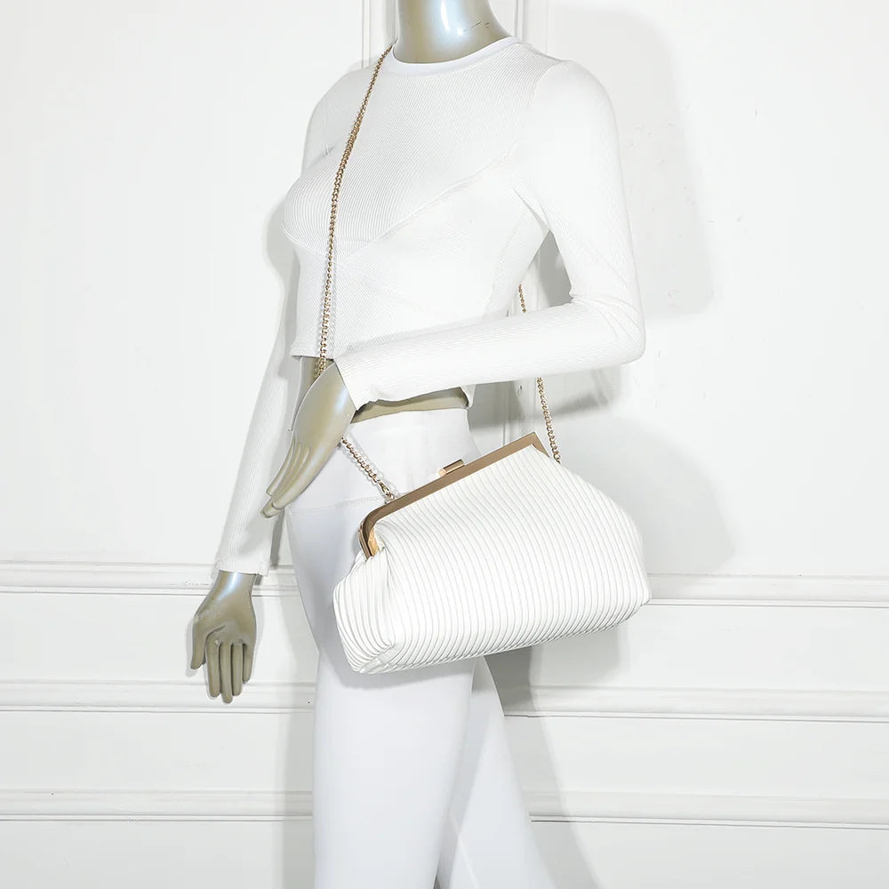 Pochette femme La Philomène blanc portée avec sa chaîne dorée à l’épaule ou en bandoulière – réf. R-1705