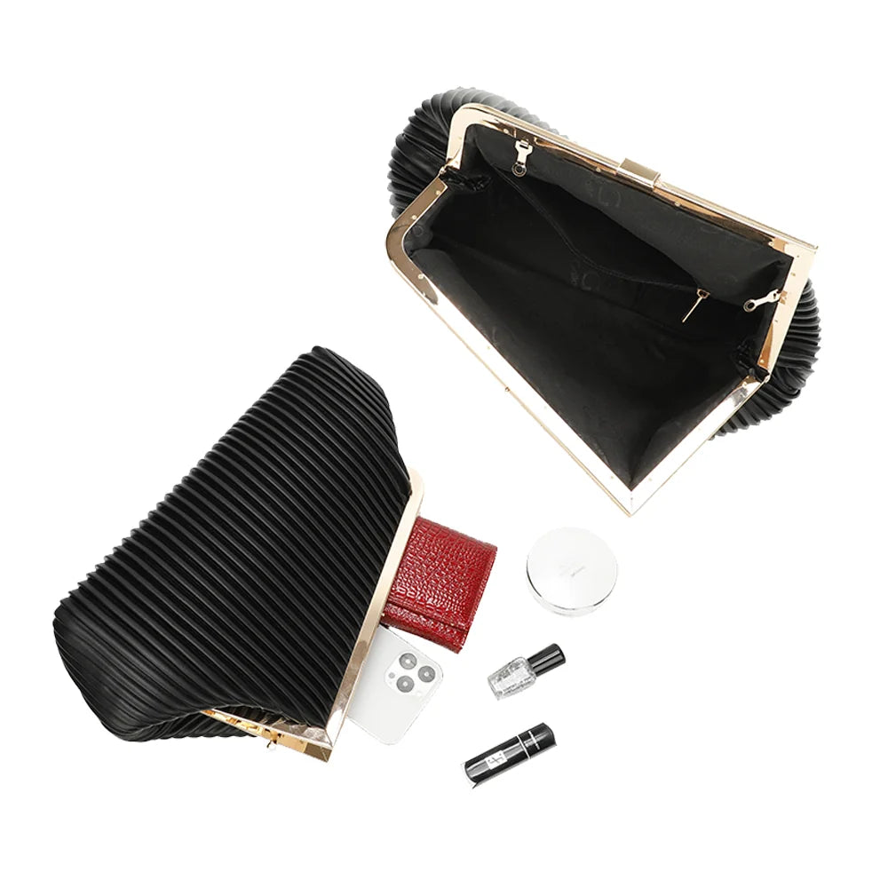 Intérieur doublé de La Philomène noir, qui accueille téléphone, poudrier et rouge à lèvres – réf. R-1705