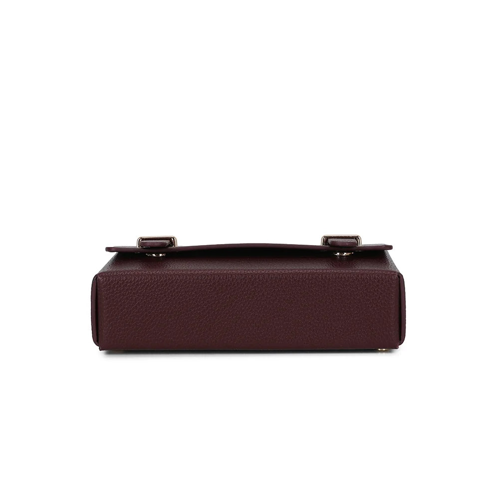 Dessous du sac La Pomone en bordeaux : le fond de sa silhouette boîte en simili cuir grainé – réf. MW-24001-1