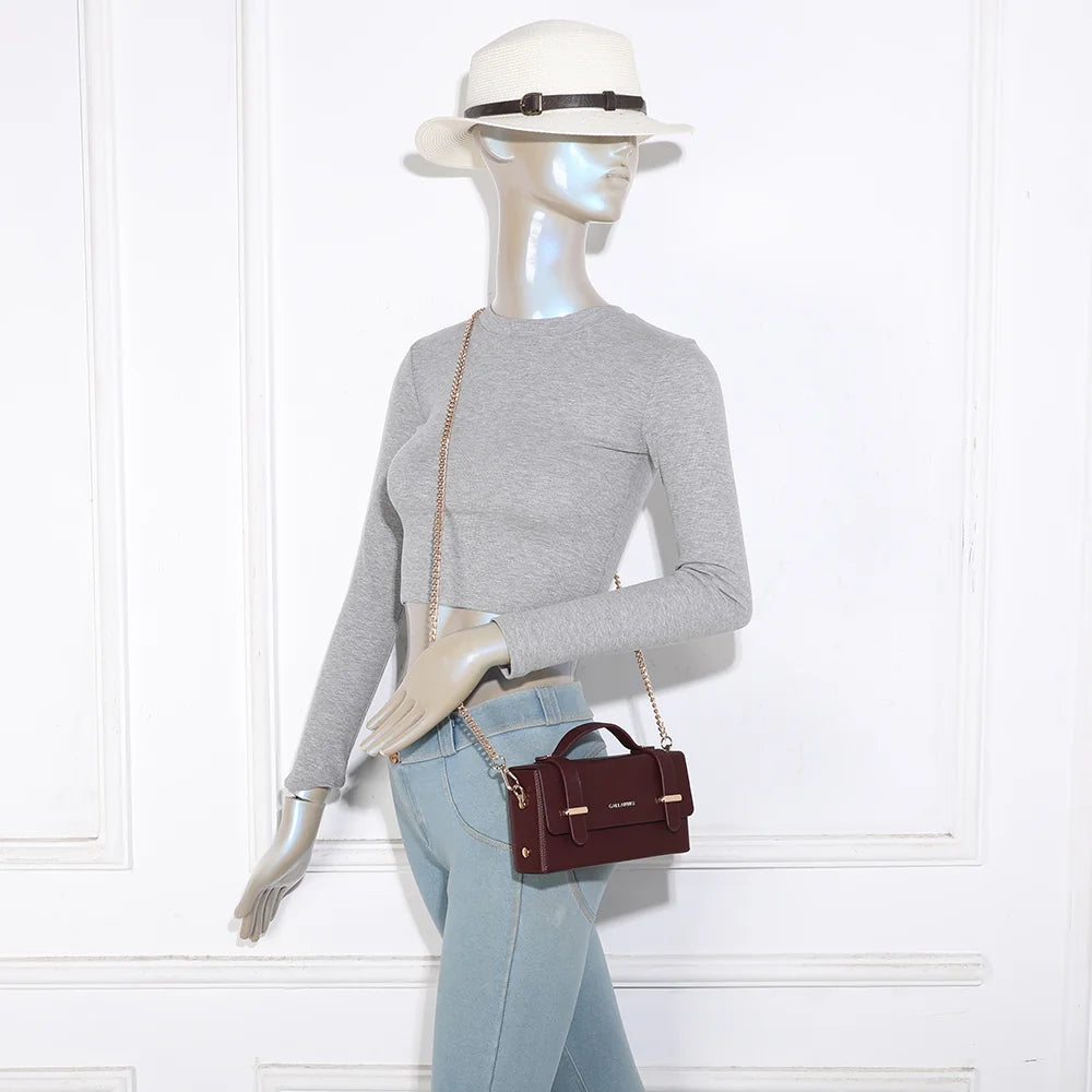 Petit sac femme La Pomone en bordeaux porté avec sa chaîne dorée, une touche chic et rétro – réf. MW-24001-1