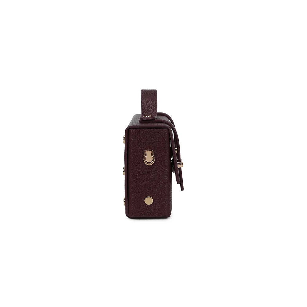 Profil de La Pomone en bordeaux : format compact de 5 cm d’épaisseur et attache dorée pour la chaîne – réf. MW-24001-1
