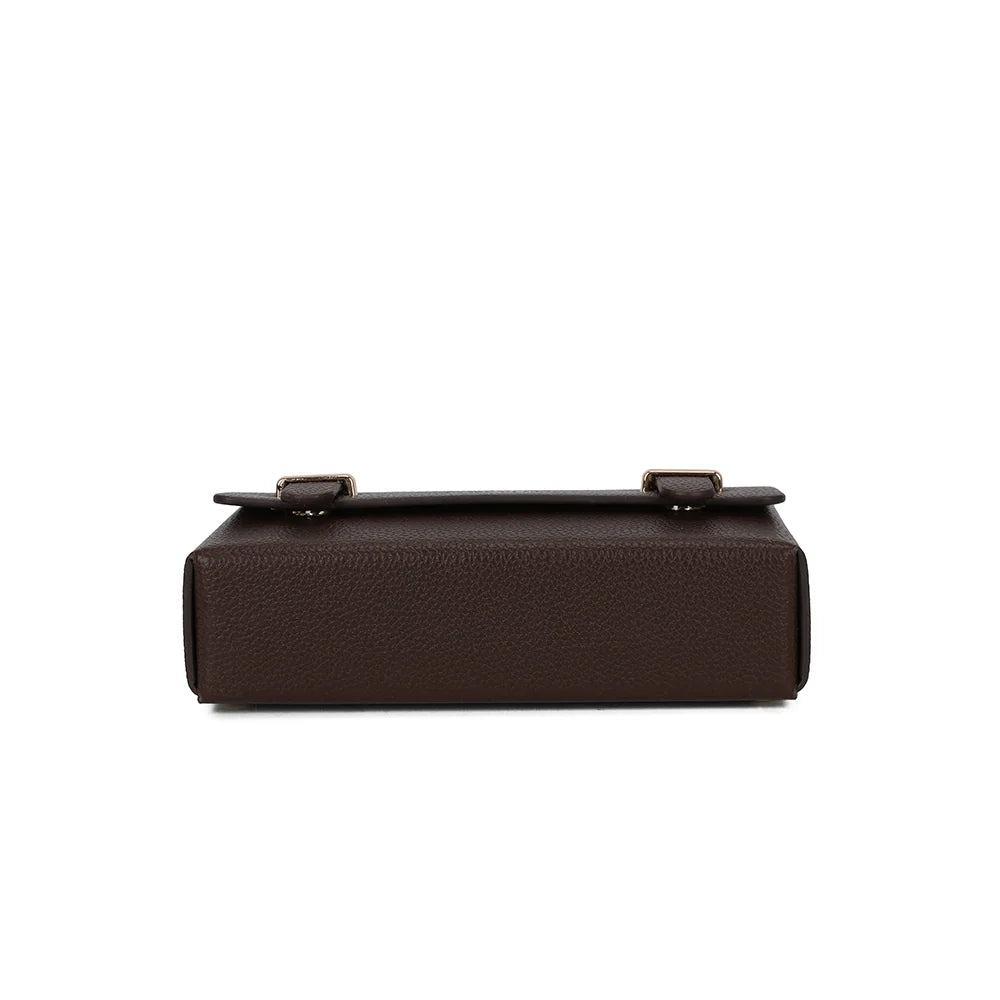 Dessous du sac La Pomone en coffee : le fond de sa silhouette boîte en simili cuir grainé – réf. MW-24001-1