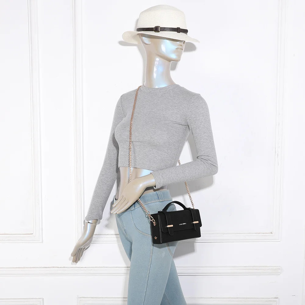 Petit sac femme La Pomone en noir porté avec sa chaîne dorée, une touche chic et rétro – réf. MW-24001-1