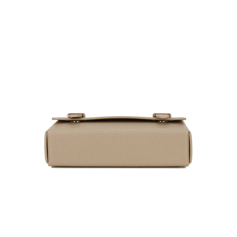 Dessous du sac La Pomone en taupe : le fond de sa silhouette boîte en simili cuir grainé – réf. MW-24001-1