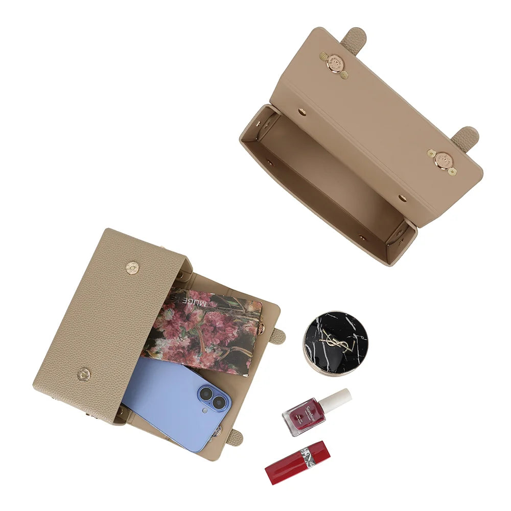Intérieur de La Pomone en taupe : compartiment principal sous rabat, assez grand pour un smartphone – réf. MW-24001-1