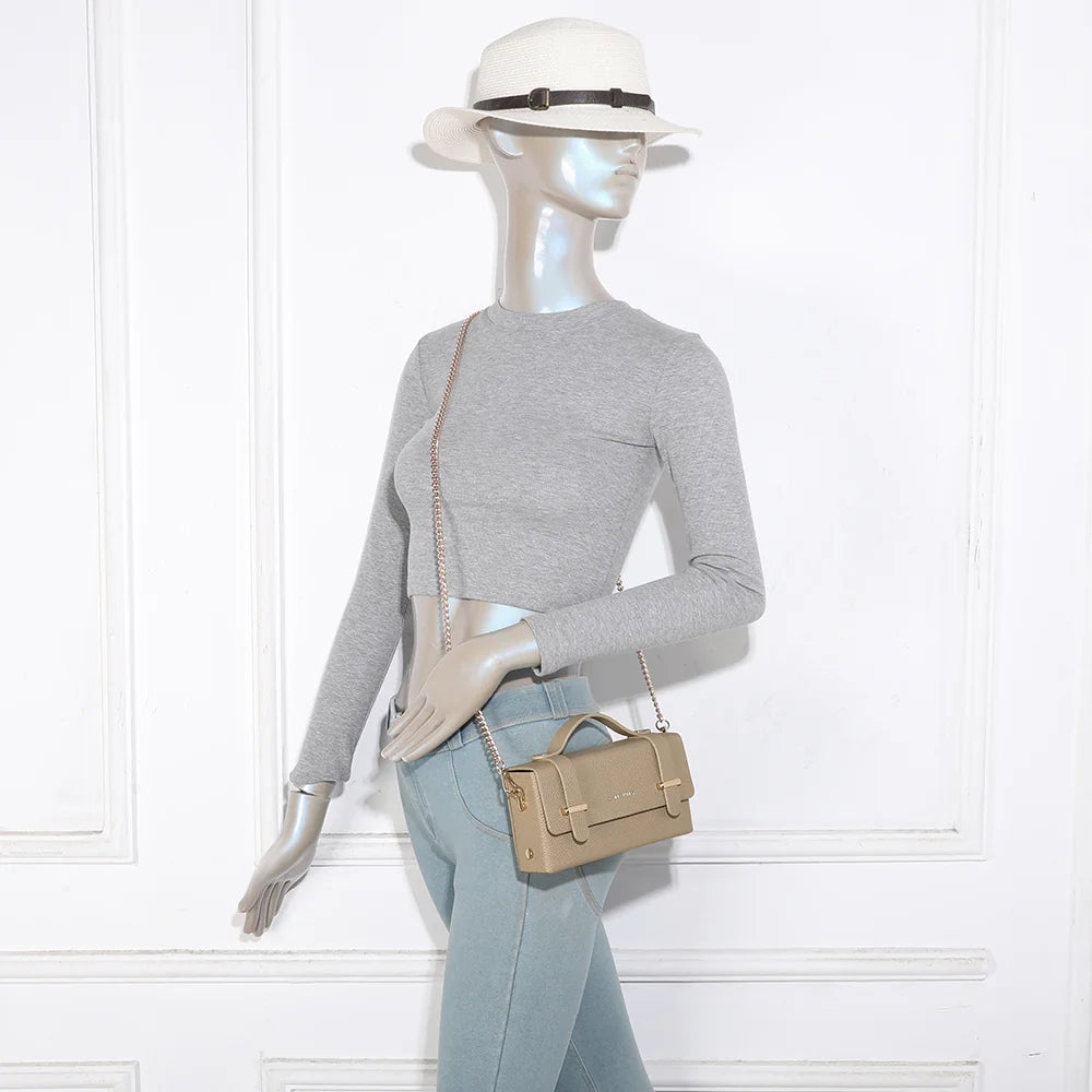 Petit sac femme La Pomone en taupe porté avec sa chaîne dorée, une touche chic et rétro – réf. MW-24001-1