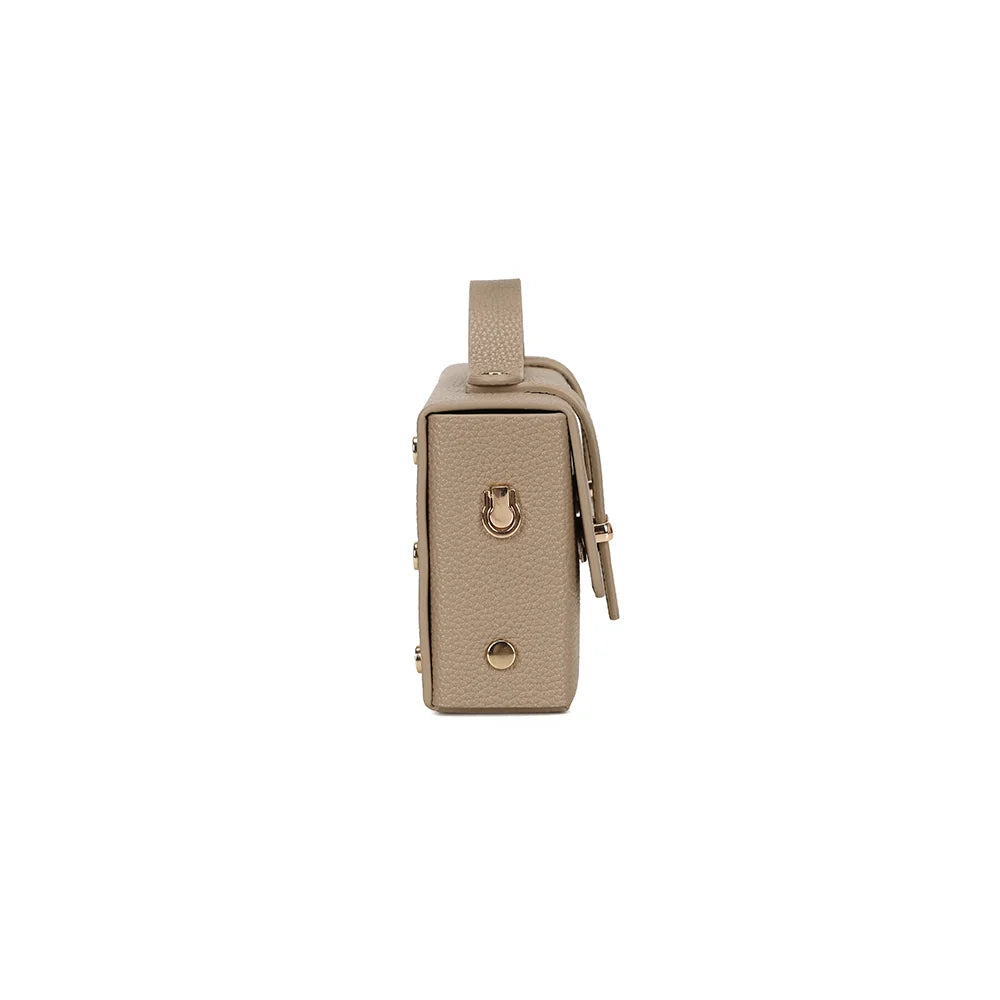 Profil de La Pomone en taupe : format compact de 5 cm d’épaisseur et attache dorée pour la chaîne – réf. MW-24001-1