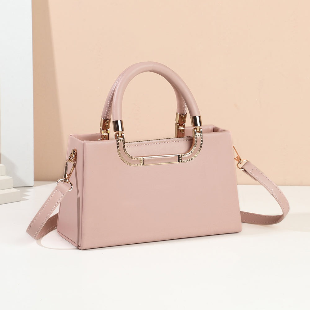 Sac à main La Prima rose posé dans un décor d’intérieur – visuel d’ambiance créé avec l’IA – Gallantry Paris