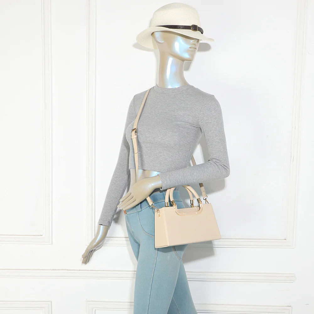 La Prima beige porté par une femme, à la main ou à l’épaule avec sa bandoulière amovible – réf. YL-26020