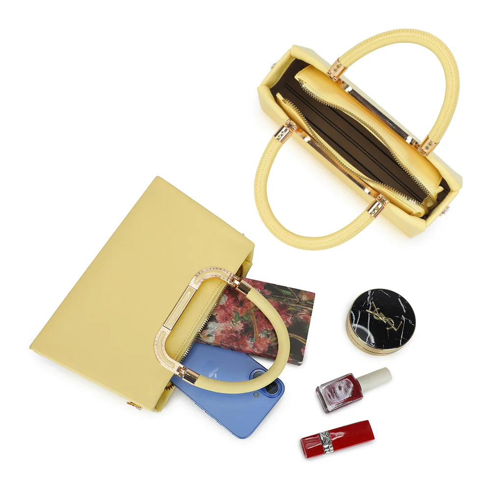 Intérieur du La Prima jaune : fermeture zippée dorée et compartiments pour vos essentiels – réf. YL-26020