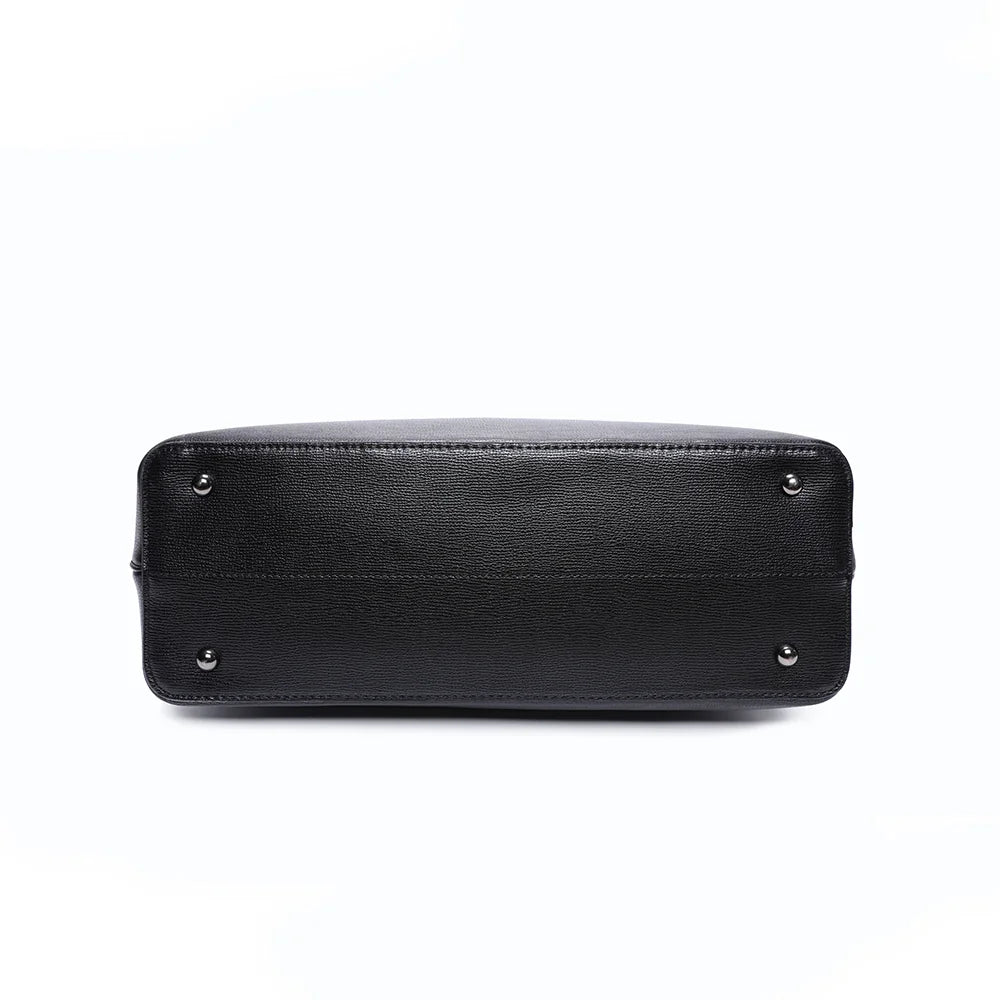 La Raffiné noir vue du dessous : fond du cabas en simili cuir grainé – réf. M-9401