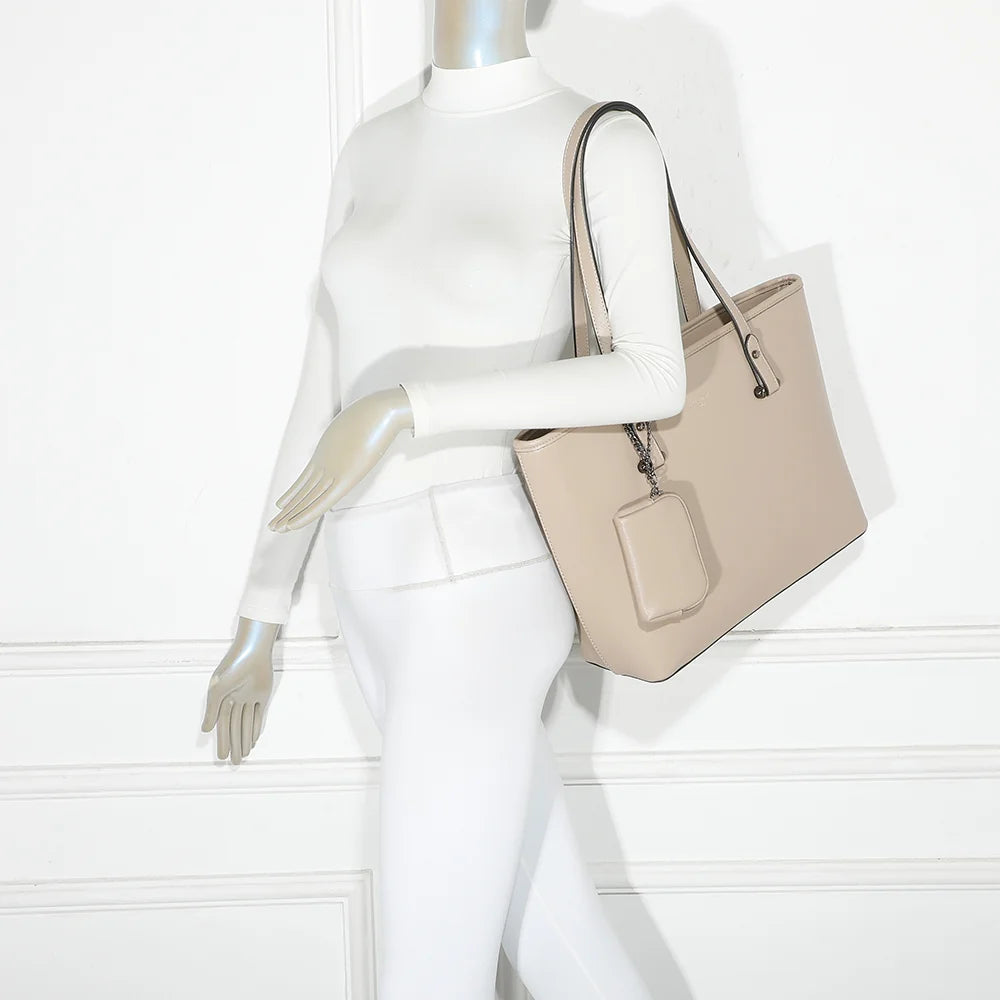 Sac cabas femme La Raffiné taupe porté à l’épaule grâce à ses longues anses – réf. M-9401