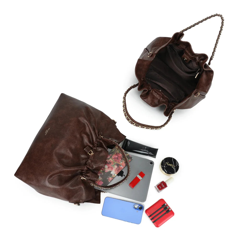 Intérieur de La Régence marron foncé : grand compartiment et poches pour une tablette, un téléphone et vos essentiels – réf. JC-53011