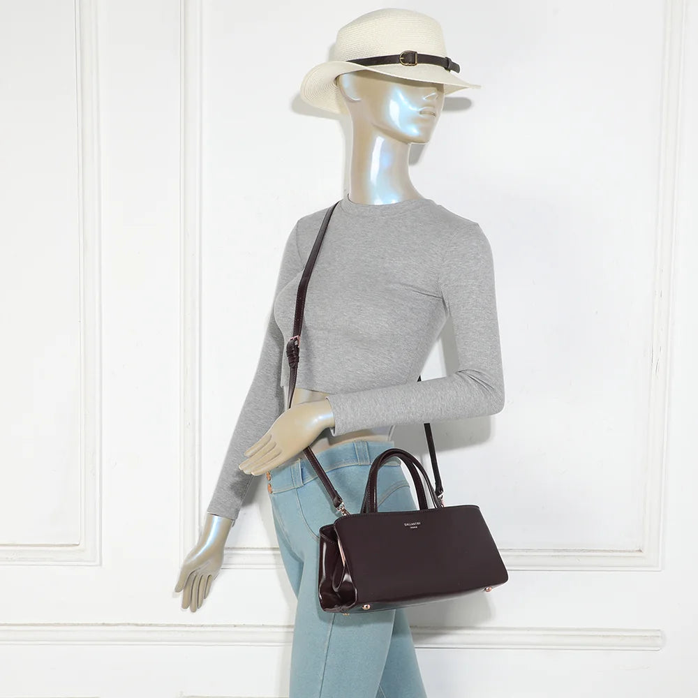 Sac La Rivance café porté par une femme, format compact tenu à la main ou en bandoulière – réf. G-7516