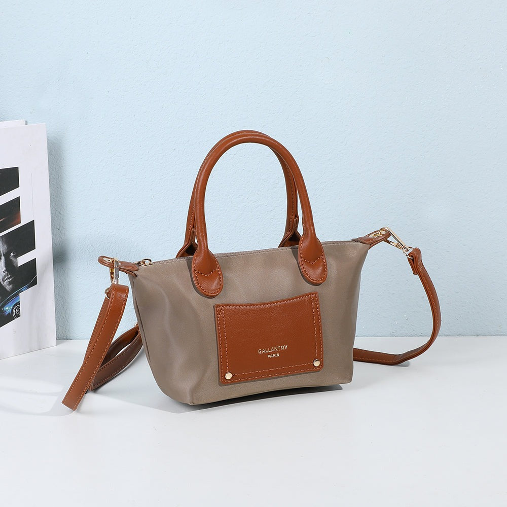 Sac La Romane D.TAUPE posé dans un décor d’intérieur, poche avant cognac à rivets dorés – visuel d’ambiance créé avec l’IA – Gallantry Paris