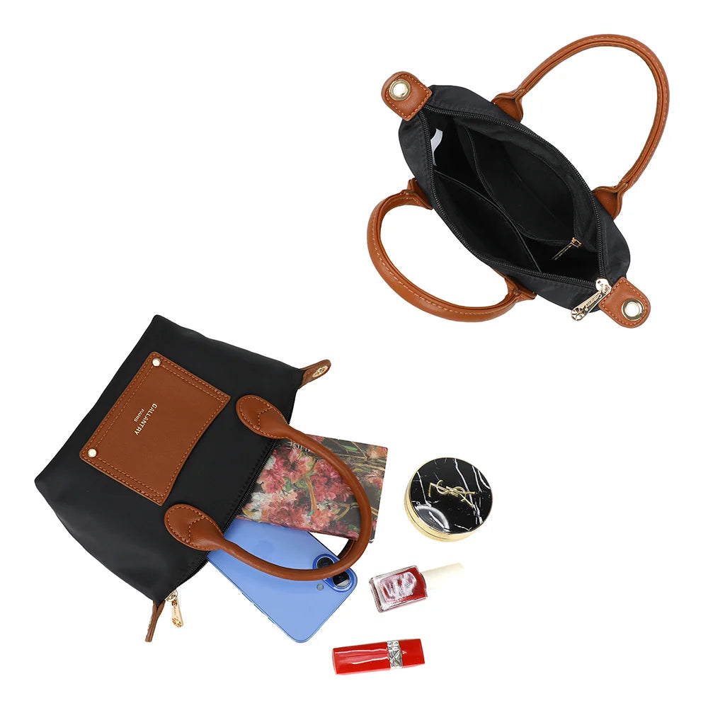 Intérieur zippé de La Romane noir avec poches plaquées pour téléphone, clés et rouge à lèvres – réf. Z-05-6
