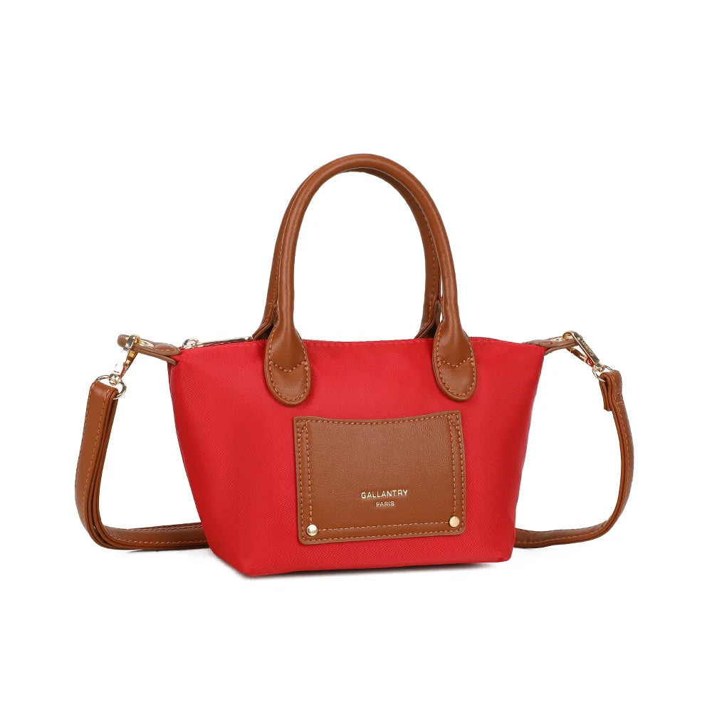 La Romane rouge vue de trois quarts : silhouette trapèze et pattes latérales cognac aux attaches dorées – réf. Z-05-6